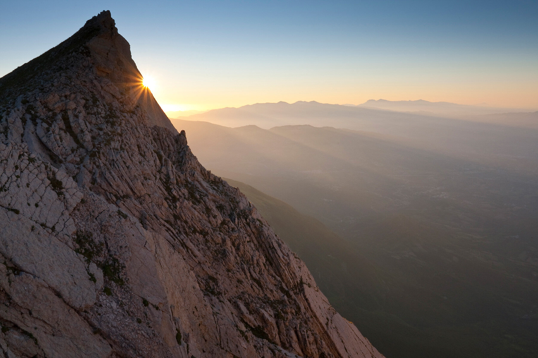 L'impressionante parete nord del Monte Camicia nel Parco Nazionale del Gran Sasso e Monti della Laga | © Bruno D'Amicis - Wildlife Adventures Escursioni guidate in Abruzzo. L'impressionante parete nord del Monte Camicia nel Parco Nazionale del Gran Sasso e Monti della Laga | © Bruno D'Amicis - Wildlife Adventures