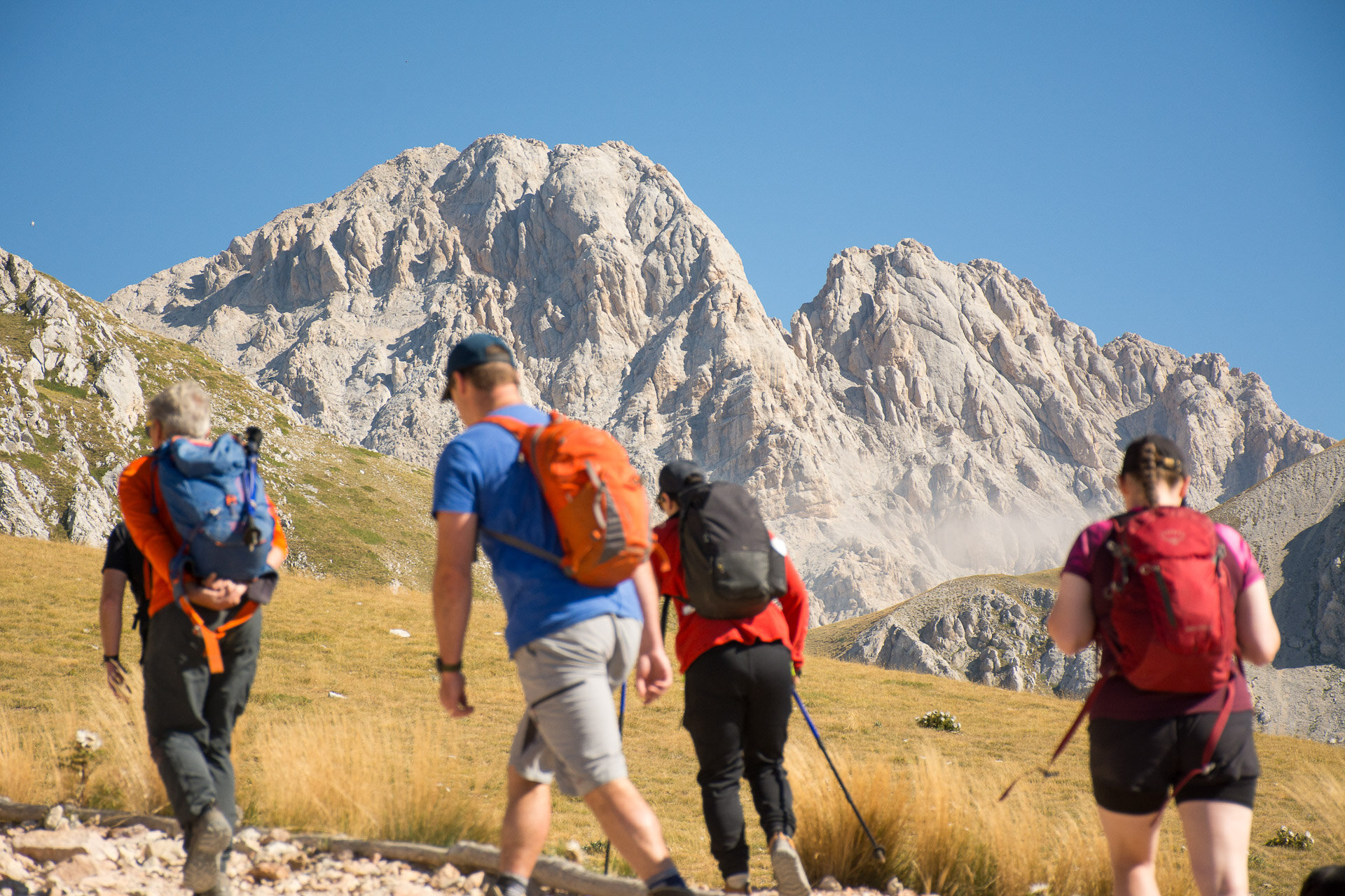 Escursioni guidate in Abruzzo, il Corno grande del Gran Sasso | © Filippo castellucci - Wildlife Adventures Escursionisti in cammino verso il Corno Grande del Gran sasso, lungo un sentiero panoramico  | © Filippo castellucci - Wildlife Adventures