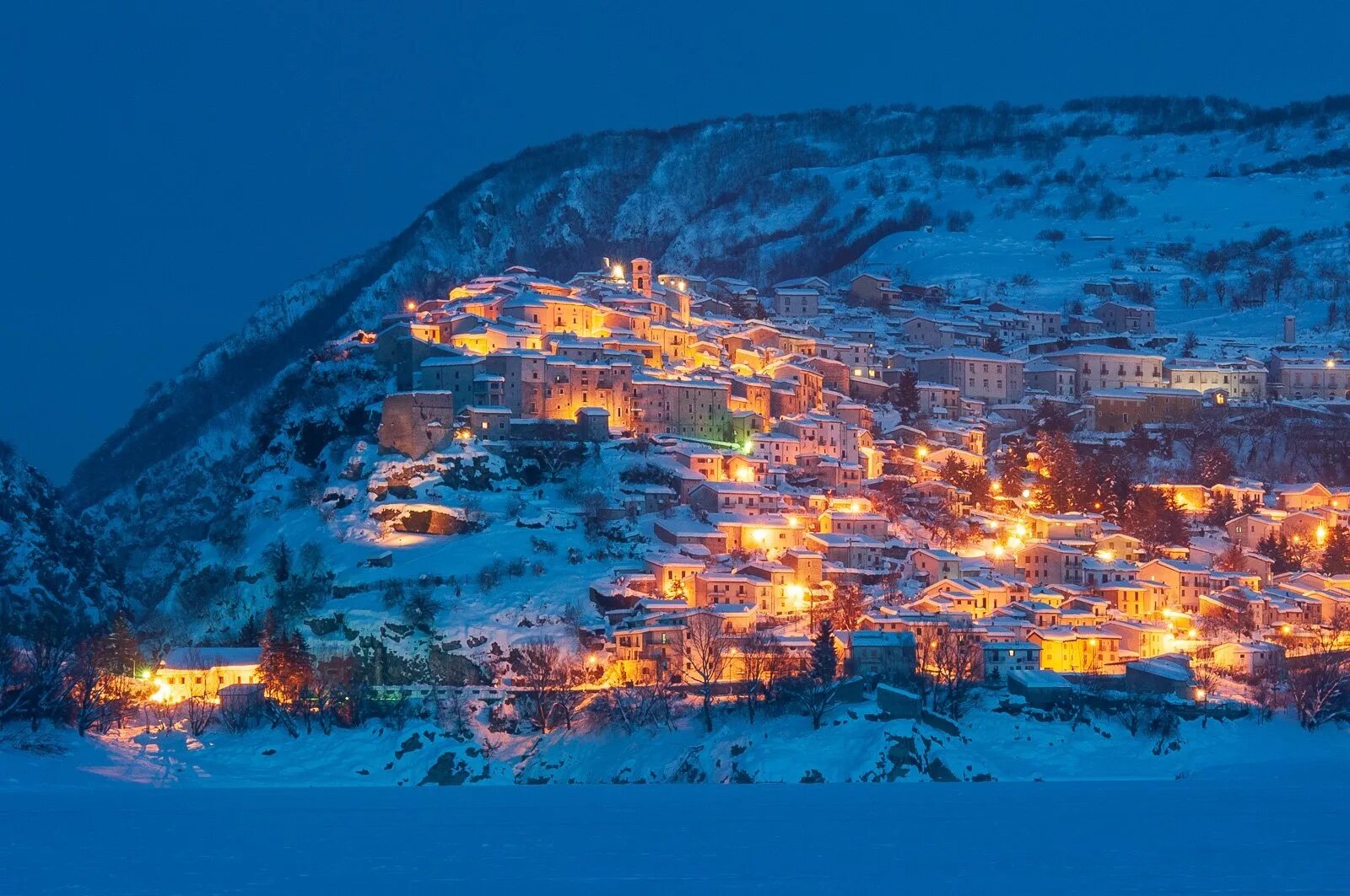 Il borgo di Barrea nel cuore del Parco Nazionale d'Abruzzo, Lazio e Molise | © Umberto Esposito - Wildlife Adventures Il piccolo borgo di Barrea avvolto nella neve durante le festività del Capodanno | © Umberto Esposito - Wildlife Adventures